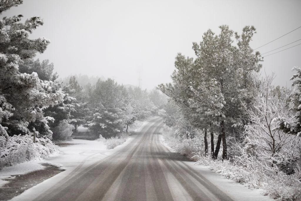 Χιόνια στην Εύβοια: Άνεμοι έως και 10 μποφόρ – Δείτε τις εικόνες και το βίντεο